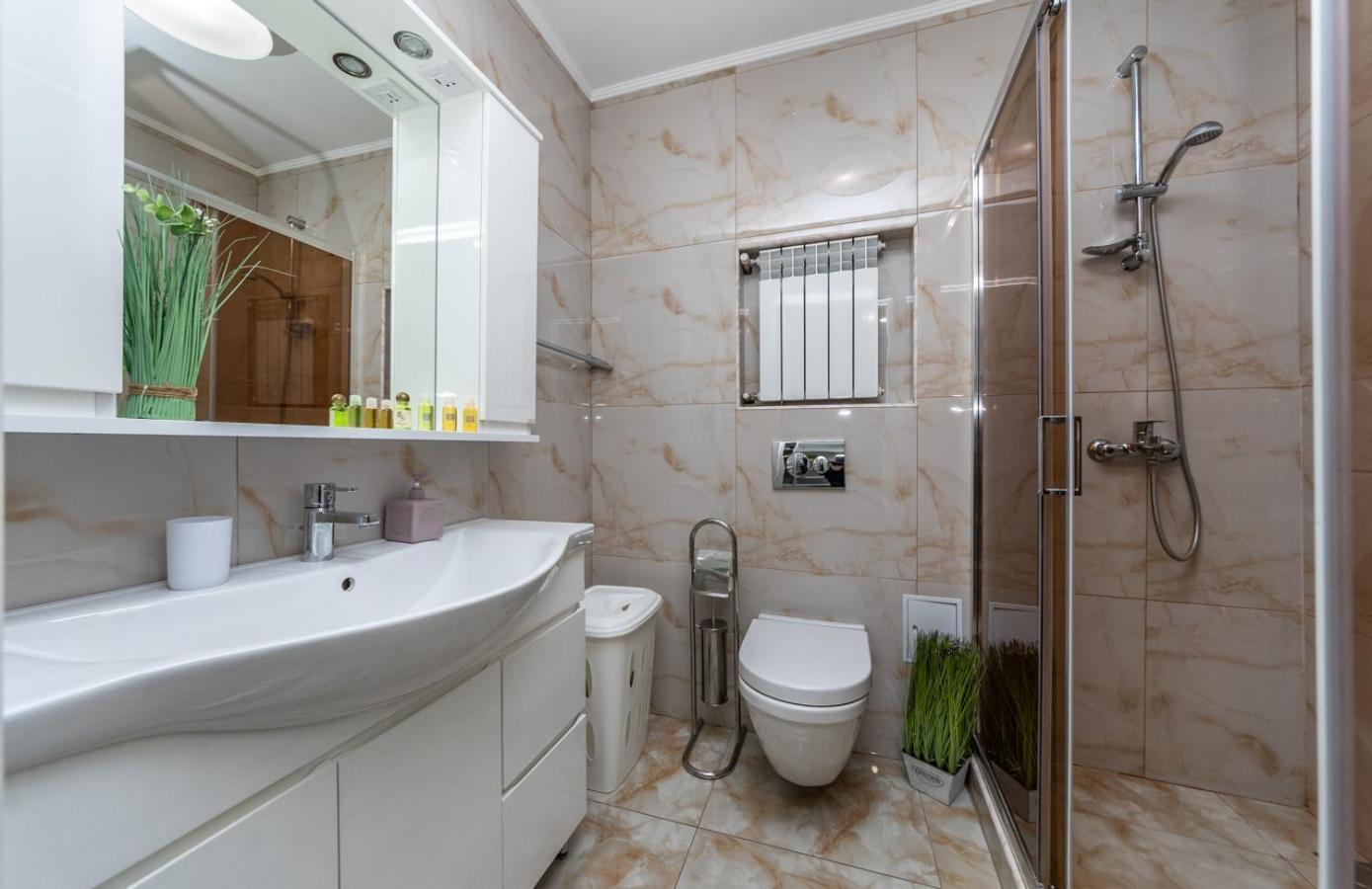 Vip Apartment Near Arena City Kiev Exterior foto